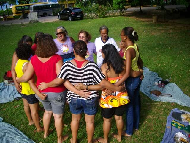Mulheres Kiteiras durante a terapia comunitária e pequinique. Terapia: Sra. Graça Farani, Lucia e Assunção – Movimento Integrado da Saúde Comunitária. 