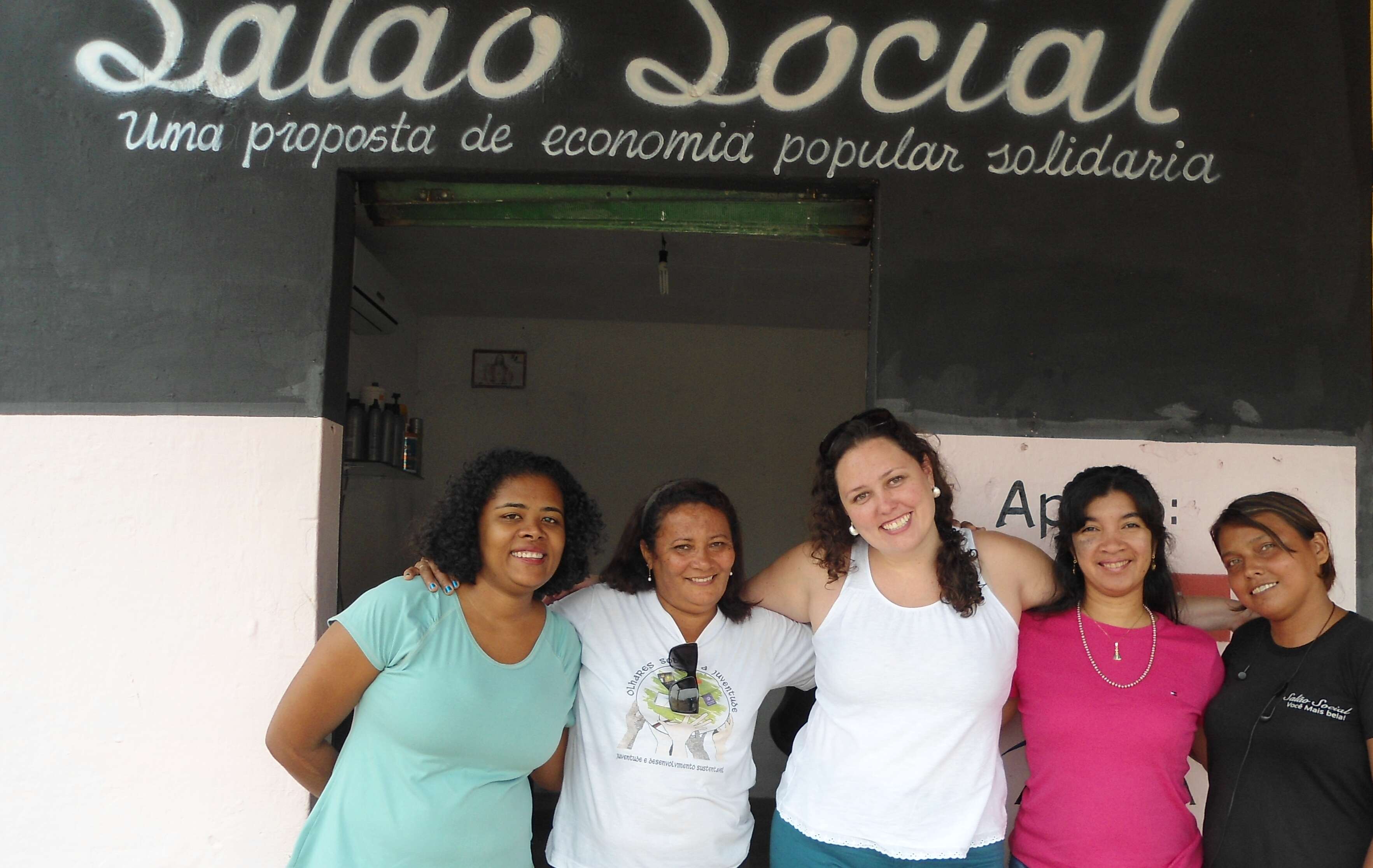 Representantes da Aliança Empreendedora e Santander com as empreendedoras do Salão Social, negócio apoiado pela organização aliada Cáritas Brasileira na regional do Piauí.