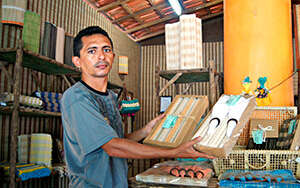 Gilmar Martins, da Associação dos Artesãos de Carqueijo, Distrito de Mucambo no Ceará