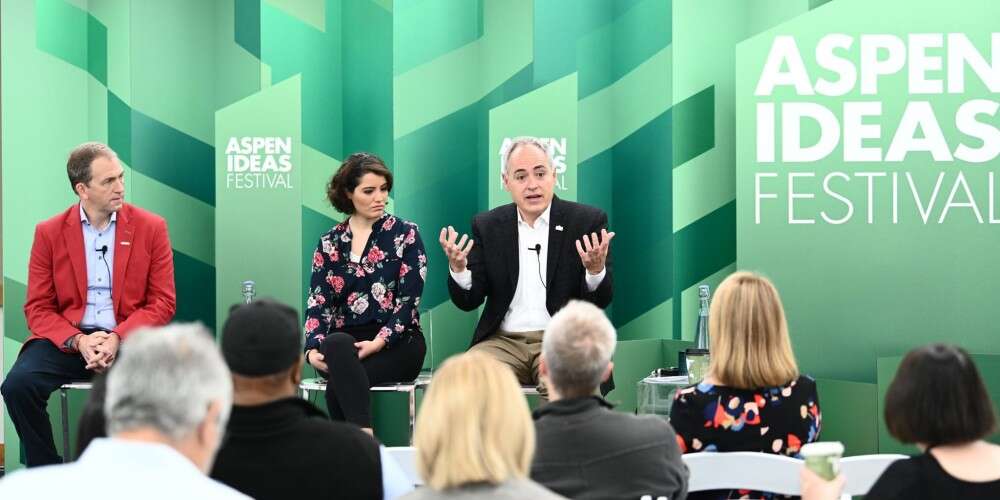 Diretora da Aliança Empreendedora discute desafios e potencialidades do microempreendedorismo em evento internacional