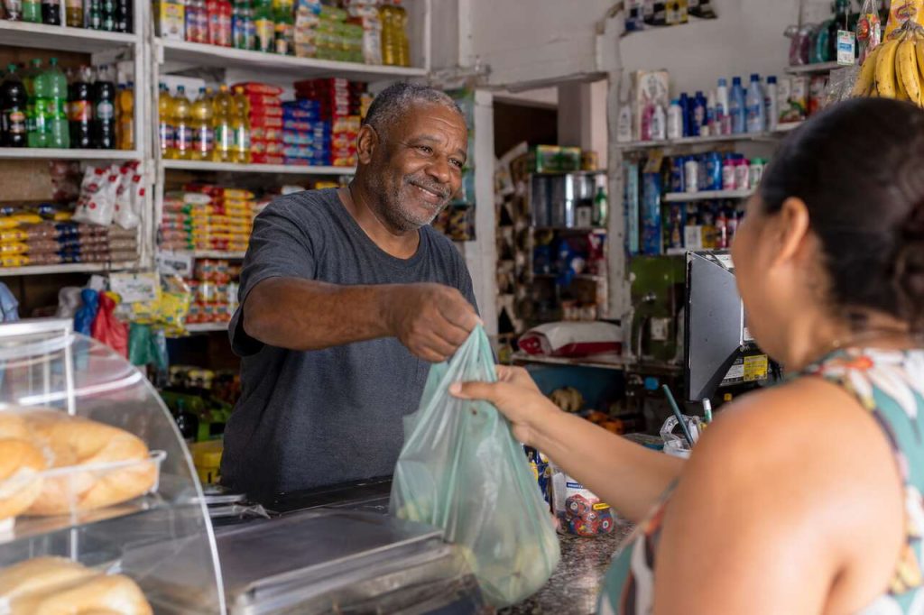 Homem trabalha em uma venda e representa ecossistemas empreendedores.